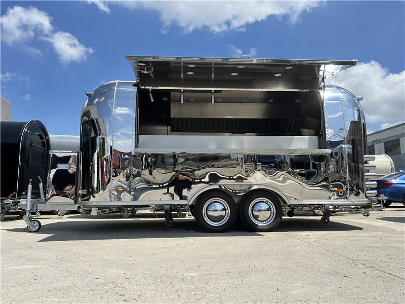 Smash Burger Food Truck Taste of Europe Food Truck: Wood-Fired Pizza, German Sausages & French Crepes - Remorque magasin: photos 1 Smash Burger Food Truck Taste of Europe Food Truck: Wood-Fired Pizza, German Sausages & French Crepes - Remorque magasin: photos 1