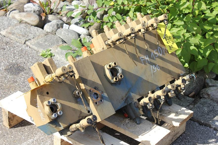 Fiat-Hitachi FH 150 - Valve hydraulique pour Engins de chantier: photos 1 Fiat-Hitachi FH 150 - Valve hydraulique pour Engins de chantier: photos 1