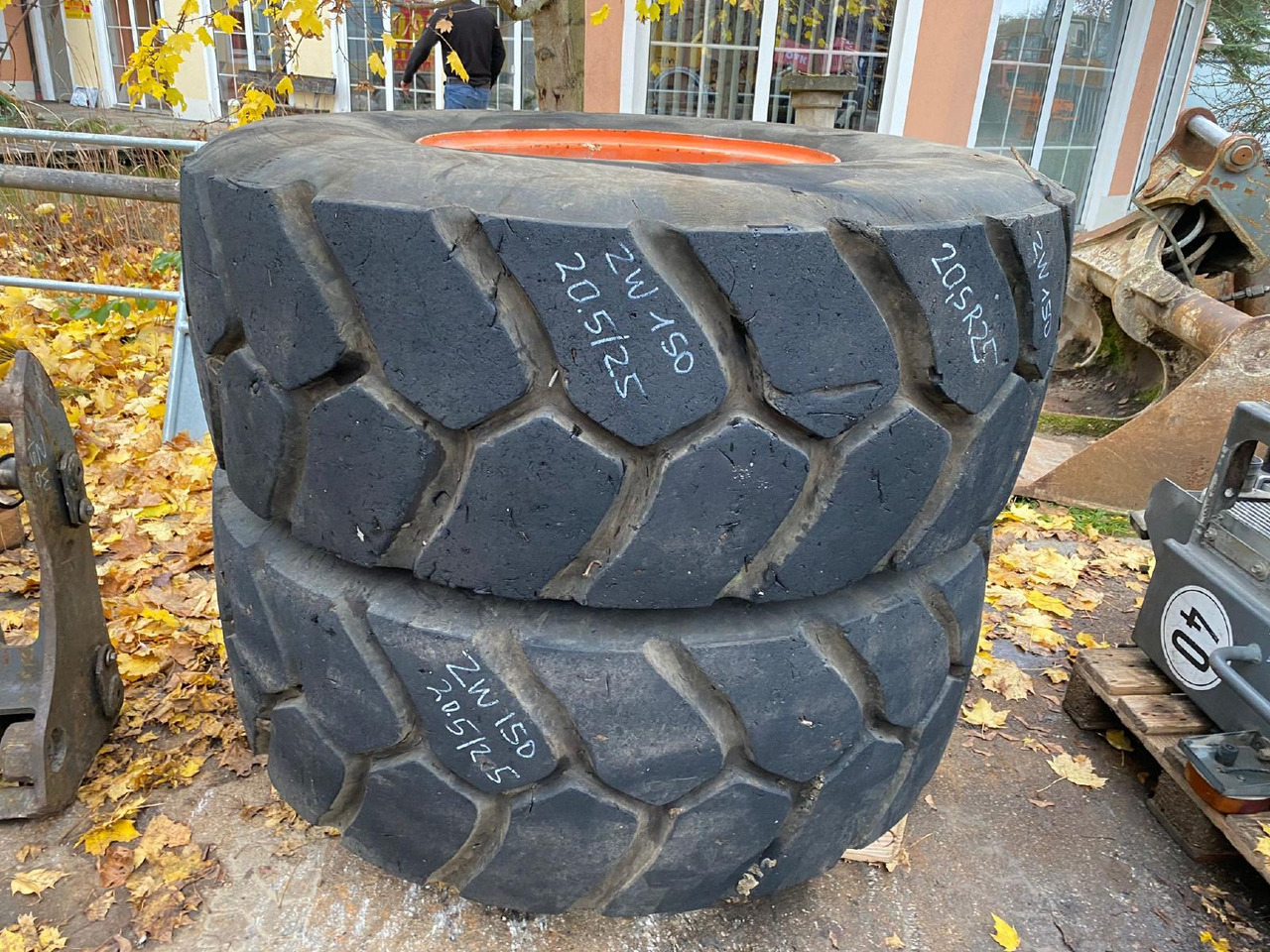 Hitachi 20,5 R 25 ZW 150 - Roue complète pour Engins de chantier: photos 5 Hitachi 20,5 R 25 ZW 150 - Roue complète pour Engins de chantier: photos 5