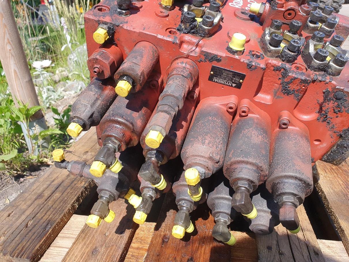 Hyundai Robex 220 LC 9A - Valve hydraulique pour Engins de chantier: photos 4 Hyundai Robex 220 LC 9A - Valve hydraulique pour Engins de chantier: photos 4