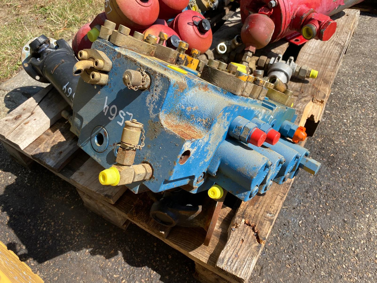 Liebherr L564 - Valve hydraulique pour Engins de chantier: photos 4 Liebherr L564 - Valve hydraulique pour Engins de chantier: photos 4