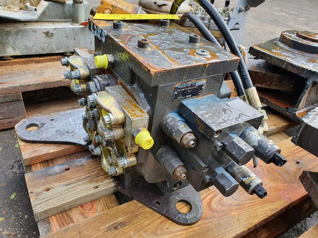 O&K L 25.5 - Valve hydraulique pour Chargeuse sur pneus: photos 1 O&K L 25.5 - Valve hydraulique pour Chargeuse sur pneus: photos 1