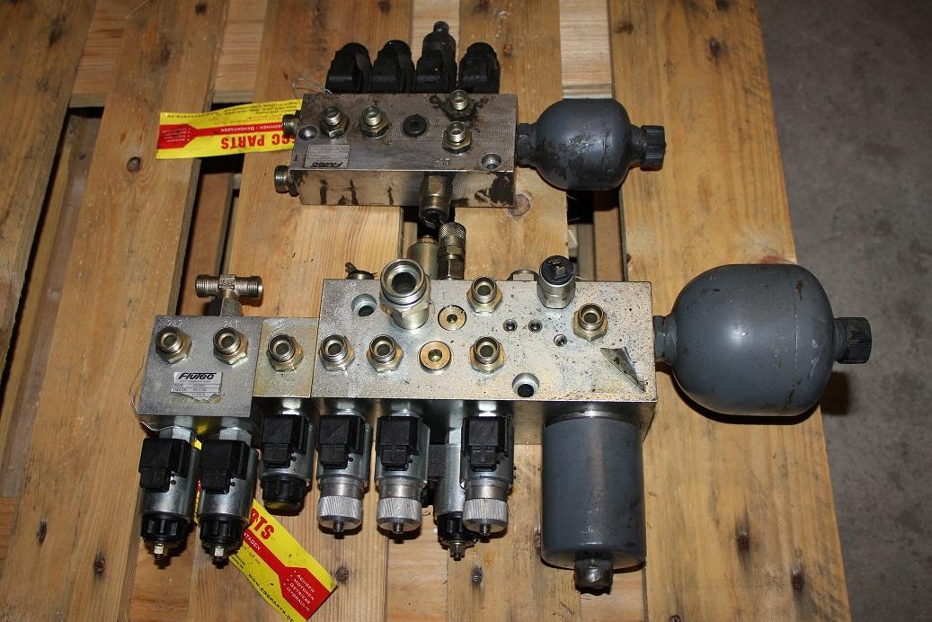 O&K MH Plus , New Holland - Valve hydraulique pour Pelle sur pneus: photos 1 O&K MH Plus , New Holland - Valve hydraulique pour Pelle sur pneus: photos 1