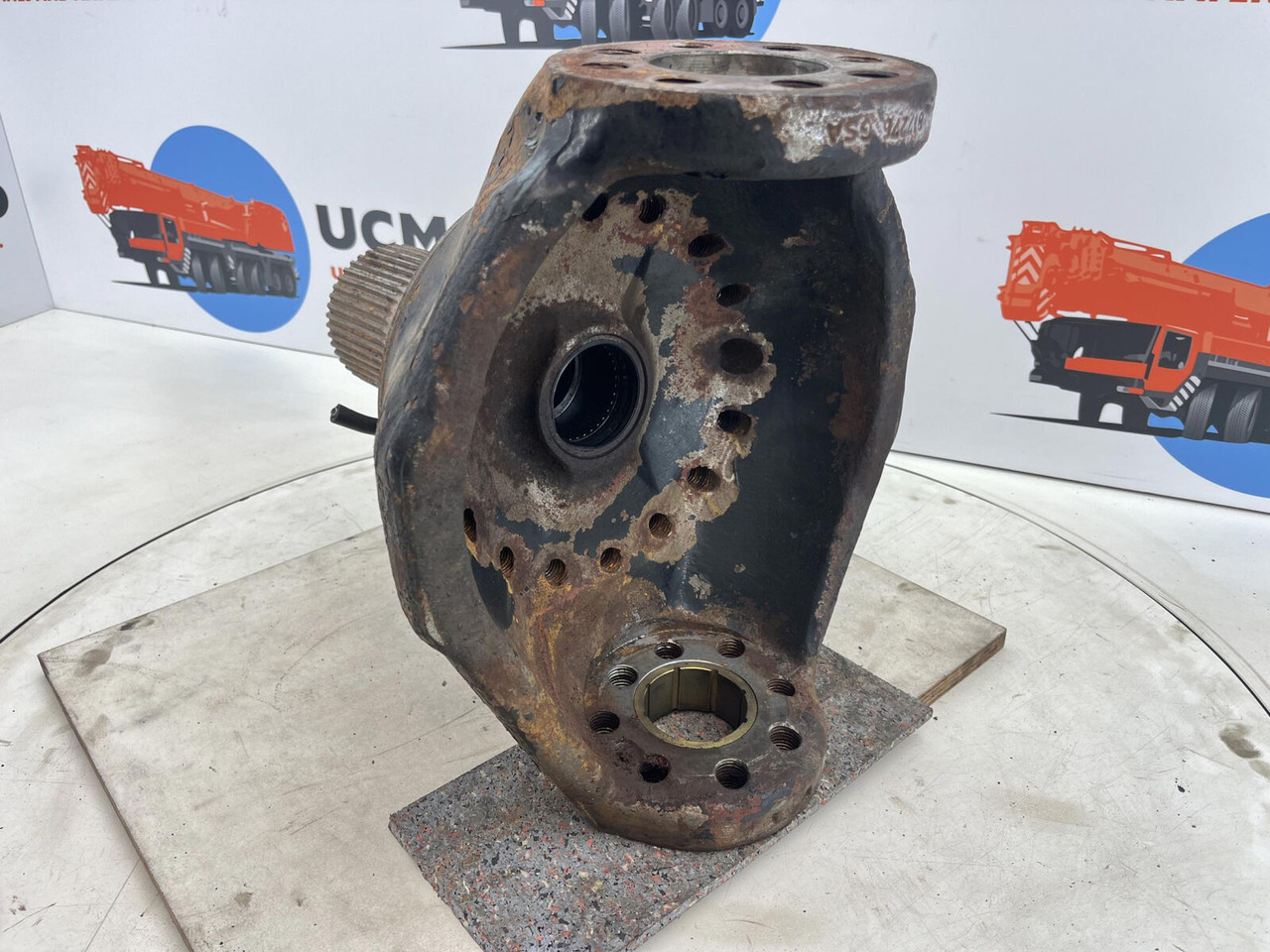 FAUN RTF 40 Steering knuckle 16 holes axle 3 - Fusée d'essieu pour Grue: photos 4 FAUN RTF 40 Steering knuckle 16 holes axle 3 - Fusée d'essieu pour Grue: photos 4
