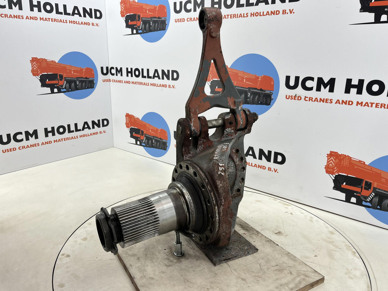 Grove GMK 3055 Steering knuckle 16 holes axle 3 right - Fusée d'essieu pour Grue: photos 1 Grove GMK 3055 Steering knuckle 16 holes axle 3 right - Fusée d'essieu pour Grue: photos 1