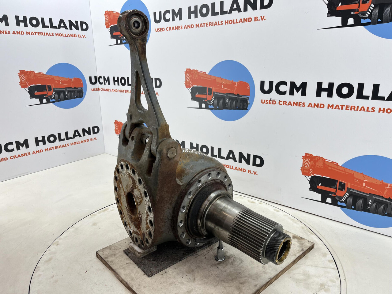 Grove GMK 3055 steering knuckle 16 holes axle 1 and 2 left - Fusée d'essieu pour Grue mobile: photos 3 Grove GMK 3055 steering knuckle 16 holes axle 1 and 2 left - Fusée d'essieu pour Grue mobile: photos 3