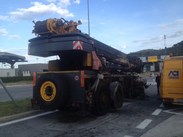 Grove GMK 4075 for parts - Grue mobile: photos 1 Grove GMK 4075 for parts - Grue mobile: photos 1