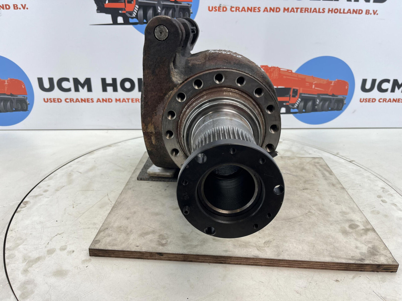 Grove GMK Megatrak steering knuckle 16 holes - Fusée d'essieu pour Grue: photos 2 Grove GMK Megatrak steering knuckle 16 holes - Fusée d'essieu pour Grue: photos 2