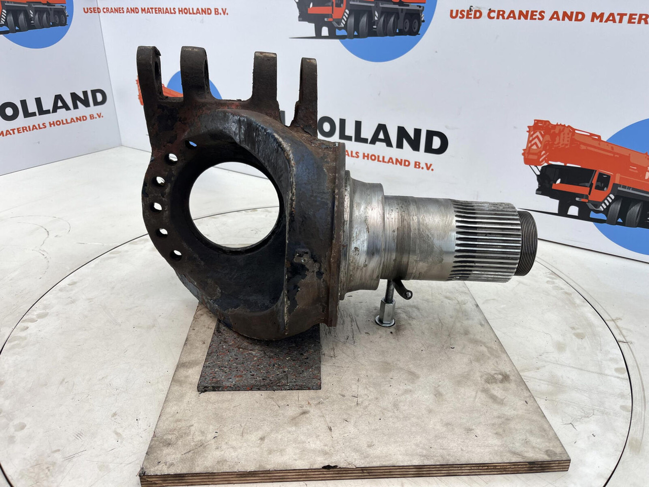 Grove GMK Megatrak steering knuckle 16 holes - Fusée d'essieu pour Grue mobile: photos 3 Grove GMK Megatrak steering knuckle 16 holes - Fusée d'essieu pour Grue mobile: photos 3