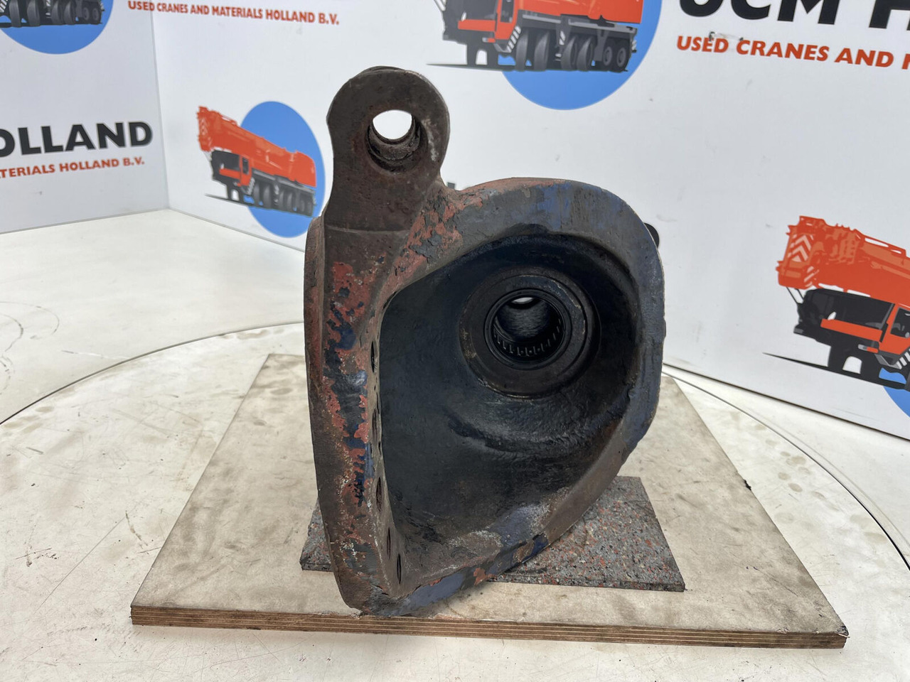 Grove GMK Megatrak steering knuckle 16 holes - Fusée d'essieu pour Grue mobile: photos 5 Grove GMK Megatrak steering knuckle 16 holes - Fusée d'essieu pour Grue mobile: photos 5