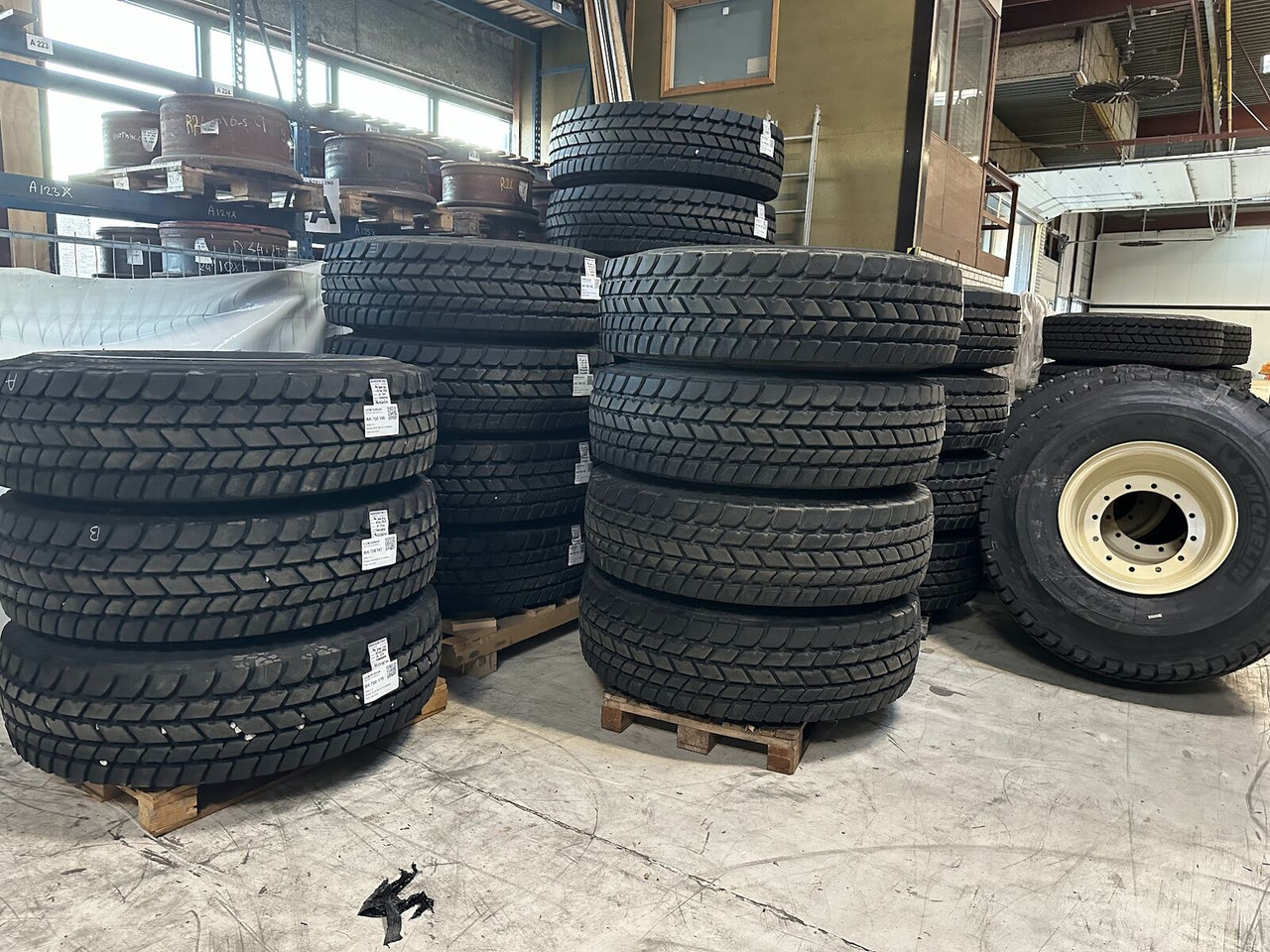 Liebherr Crane Tires/Rims for sale - Pneu pour Grue mobile: photos 5 Liebherr Crane Tires/Rims for sale - Pneu pour Grue mobile: photos 5