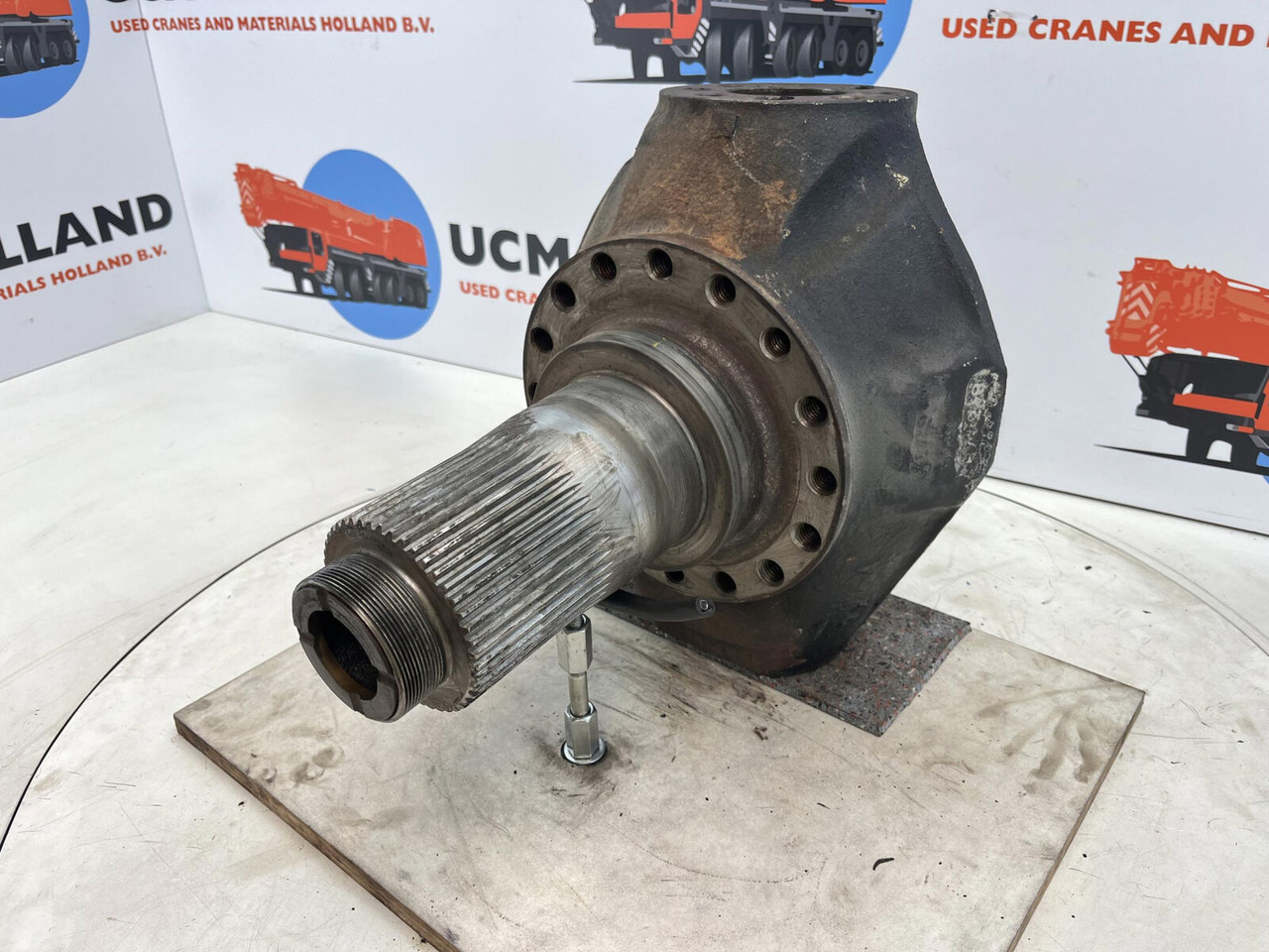 Liebherr LTM 1035 Steering knuckle 16 holes axle 1 - Fusée d'essieu pour Grue mobile: photos 1 Liebherr LTM 1035 Steering knuckle 16 holes axle 1 - Fusée d'essieu pour Grue mobile: photos 1