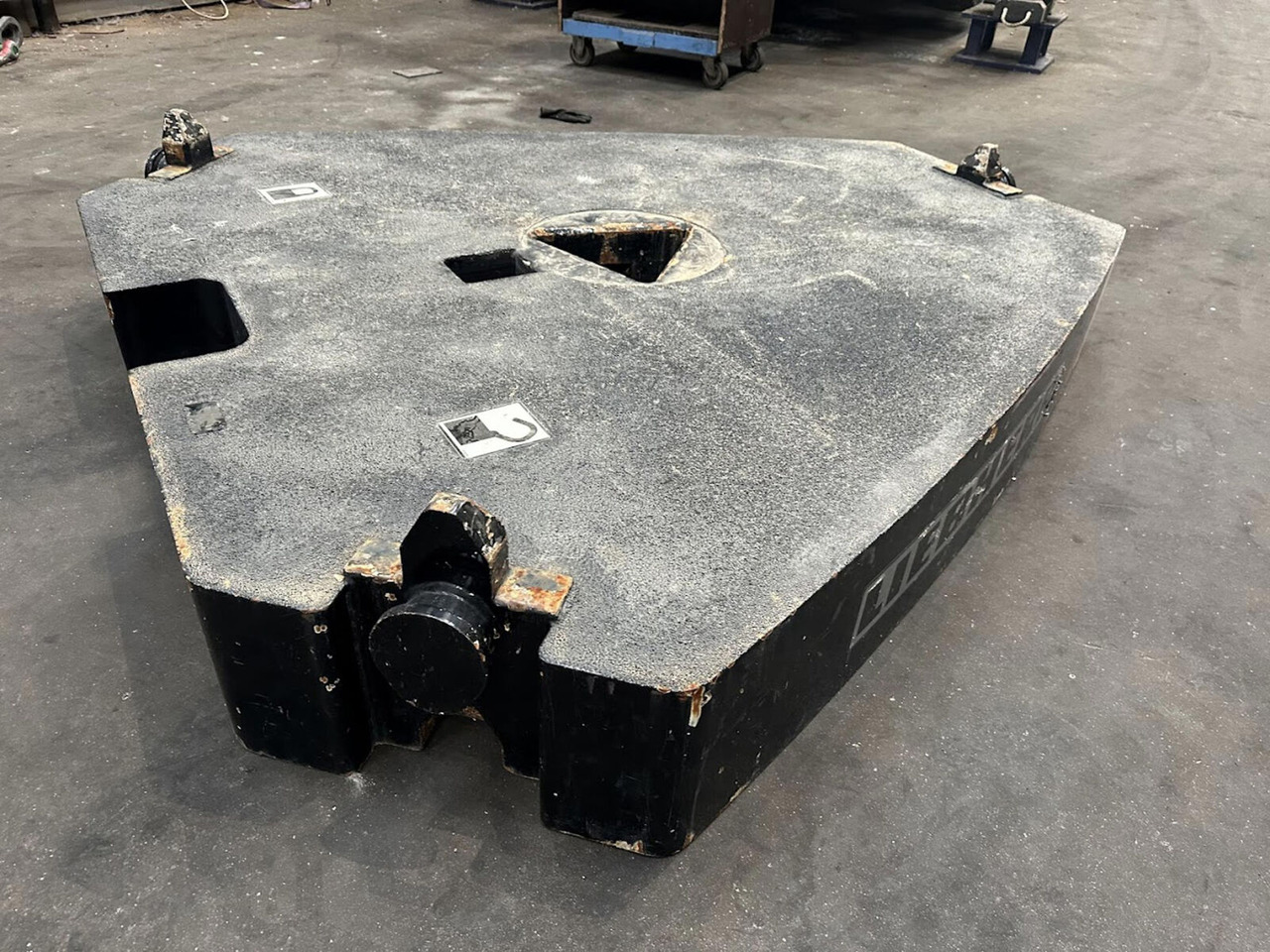 Liebherr LTM /LR counterweight 5T - Contrepoids pour Grue mobile: photos 2 Liebherr LTM /LR counterweight 5T - Contrepoids pour Grue mobile: photos 2
