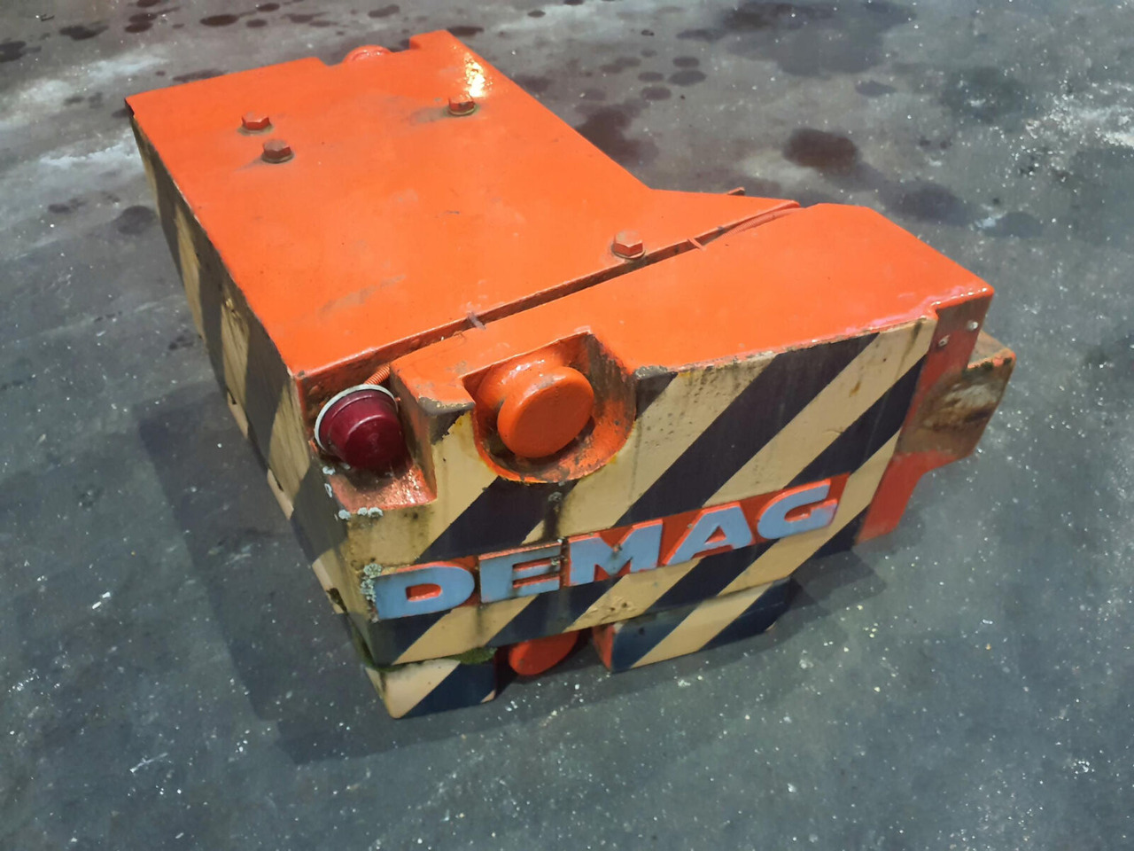 Terex counterweight left 1,2 + 0,3t - Contrepoids pour Grue mobile: photos 1 Terex counterweight left 1,2 + 0,3t - Contrepoids pour Grue mobile: photos 1