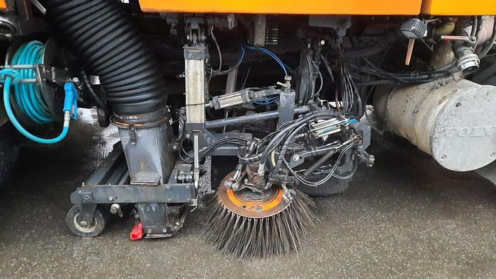 Balayeuse de voirie VOLVO M9 4x2R + Johnston Beam VX800 Road Cleaner: photos 11 Balayeuse de voirie VOLVO M9 4x2R + Johnston Beam VX800 Road Cleaner: photos 11