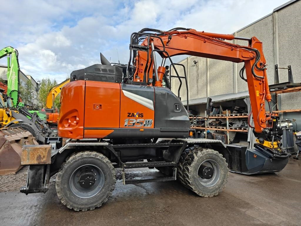 Hitachi ZX135W-7 VARUSTELTU - Pelle sur pneus: photos 4 Hitachi ZX135W-7 VARUSTELTU - Pelle sur pneus: photos 4