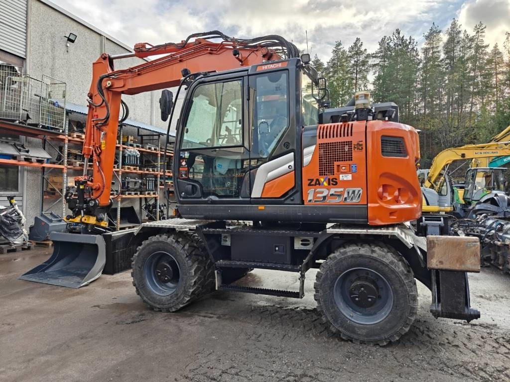 Hitachi ZX135W-7 VARUSTELTU - Pelle sur pneus: photos 2 Hitachi ZX135W-7 VARUSTELTU - Pelle sur pneus: photos 2