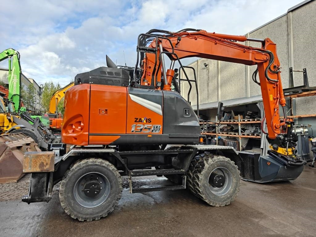 Hitachi ZX135W-7 VARUSTELTU - Pelle sur pneus: photos 5 Hitachi ZX135W-7 VARUSTELTU - Pelle sur pneus: photos 5