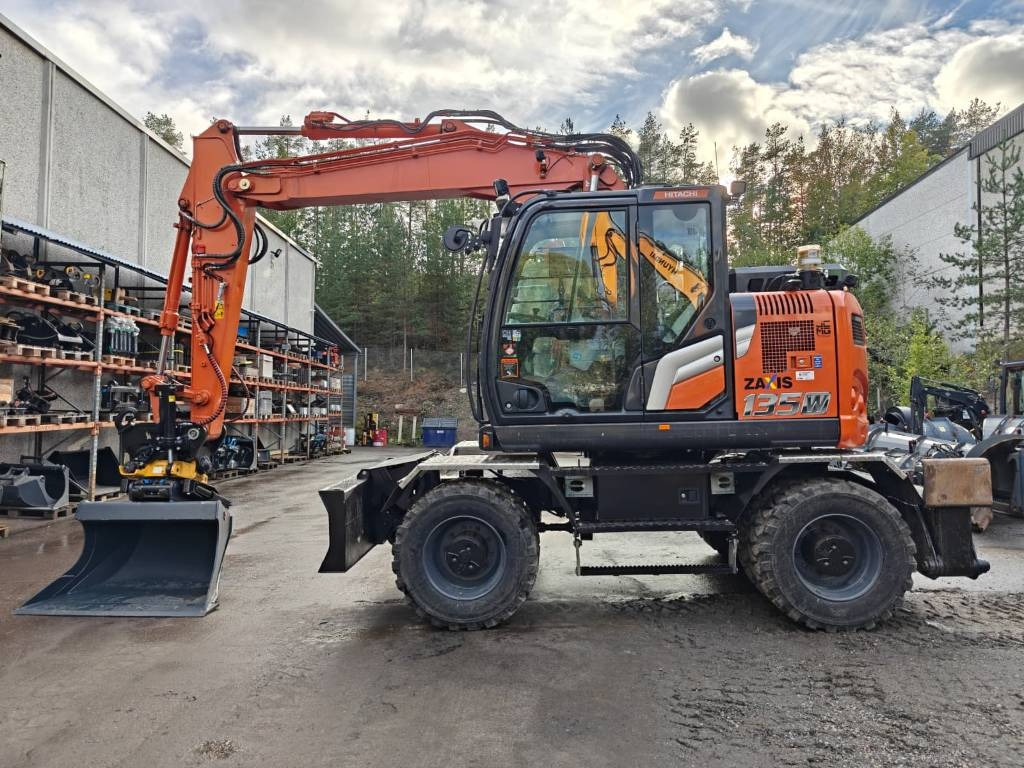 Hitachi ZX135W-7 VARUSTELTU - Pelle sur pneus: photos 1 Hitachi ZX135W-7 VARUSTELTU - Pelle sur pneus: photos 1