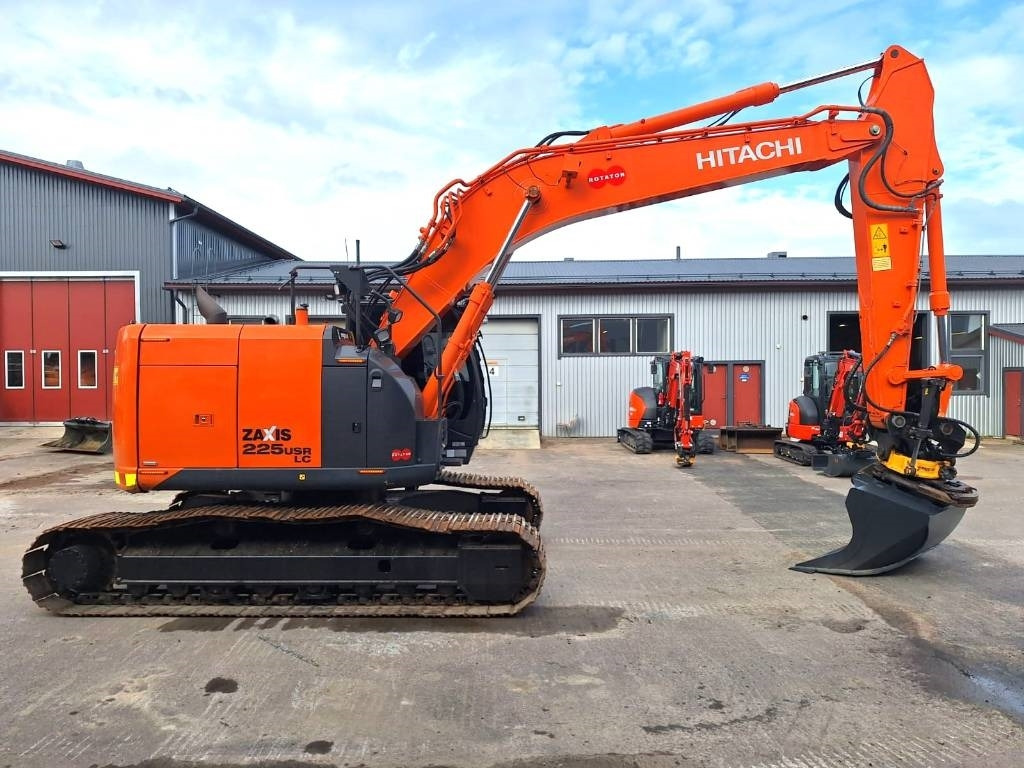 Hitachi ZX225USLC-5 PYÖRITTÄJÄLLÄ - Pelle sur chenille: photos 5 Hitachi ZX225USLC-5 PYÖRITTÄJÄLLÄ - Pelle sur chenille: photos 5