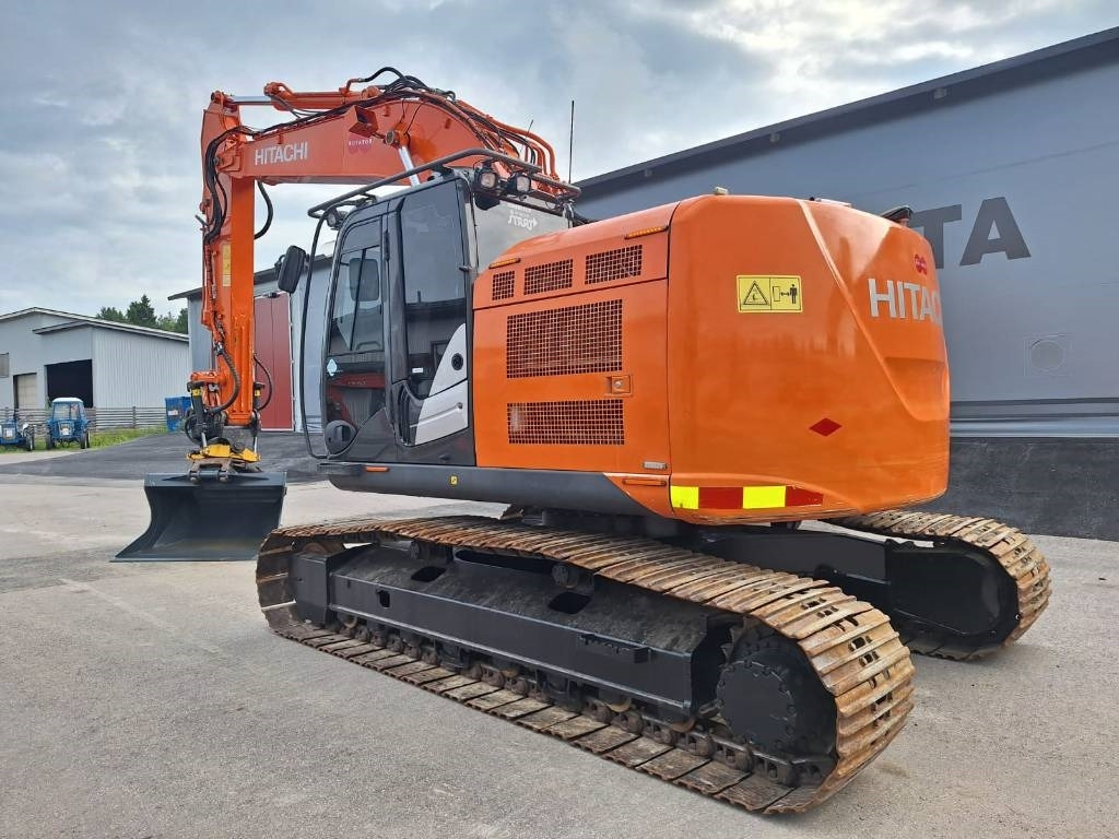 Hitachi ZX225USLC-5 PYÖRITTÄJÄLLÄ - Pelle sur chenille: photos 2 Hitachi ZX225USLC-5 PYÖRITTÄJÄLLÄ - Pelle sur chenille: photos 2