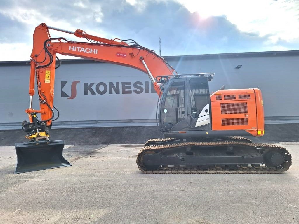 Hitachi ZX225USLC-5 PYÖRITTÄJÄLLÄ - Pelle sur chenille: photos 1 Hitachi ZX225USLC-5 PYÖRITTÄJÄLLÄ - Pelle sur chenille: photos 1