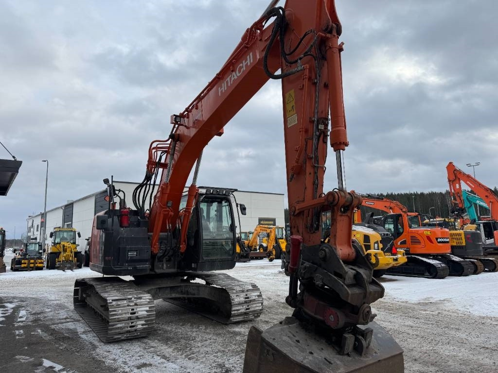 Hitachi ZX225USLC-5B PYÖRITTÄJÄLLÄ - Pelle sur chenille: photos 5 Hitachi ZX225USLC-5B PYÖRITTÄJÄLLÄ - Pelle sur chenille: photos 5