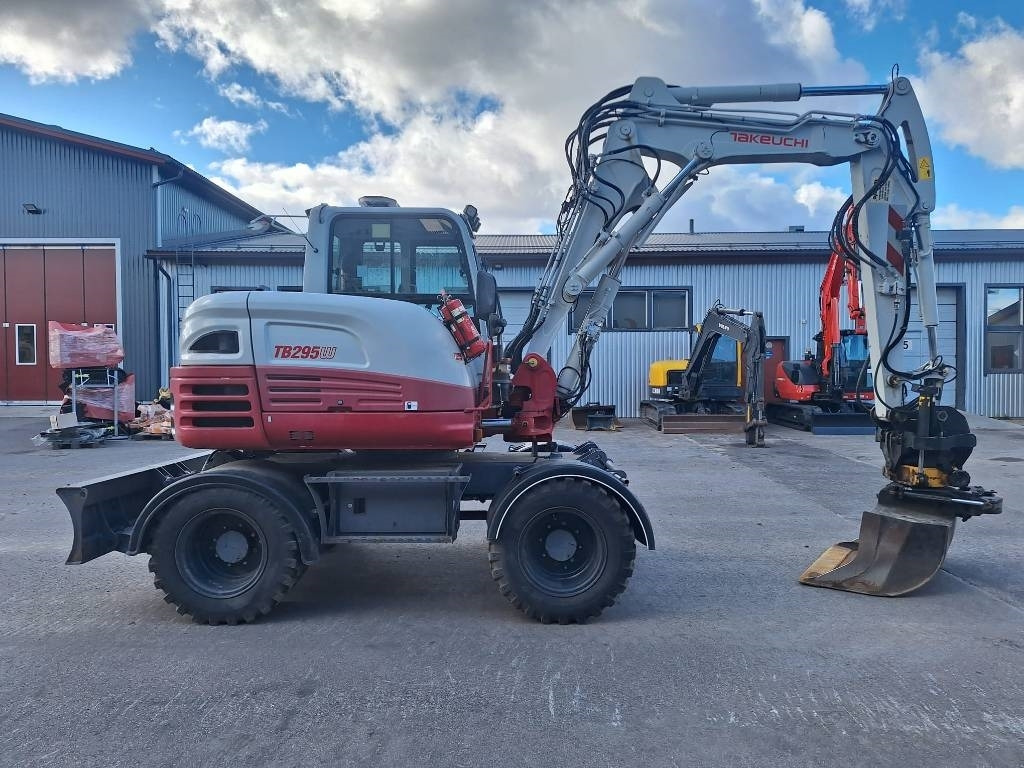Takeuchi TB295W PYÖRITTÄJÄLLÄ - Pelle sur pneus: photos 5 Takeuchi TB295W PYÖRITTÄJÄLLÄ - Pelle sur pneus: photos 5