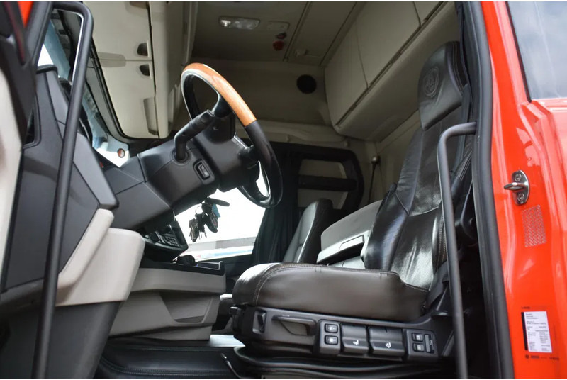 Scania R450 NGS 6x2/4NB - RETARDER - FULL AIR - 748 TKM - LEATHER SEATS - NAVI - 2 x FUEL TANKS - LED LIGHTS - - Tracteur routier: photos 4 Scania R450 NGS 6x2/4NB - RETARDER - FULL AIR - 748 TKM - LEATHER SEATS - NAVI - 2 x FUEL TANKS - LED LIGHTS - - Tracteur routier: photos 4