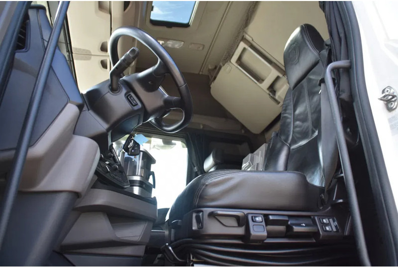 Scania S450 NGS 4x2 - RETARDER - 709 TKM - PARK. AIRCO - LEATHER SEATS - 2 x FUEL TANKS - LED LIGHTS - TOP CONDITION - - Tracteur routier: photos 4 Scania S450 NGS 4x2 - RETARDER - 709 TKM - PARK. AIRCO - LEATHER SEATS - 2 x FUEL TANKS - LED LIGHTS - TOP CONDITION - - Tracteur routier: photos 4