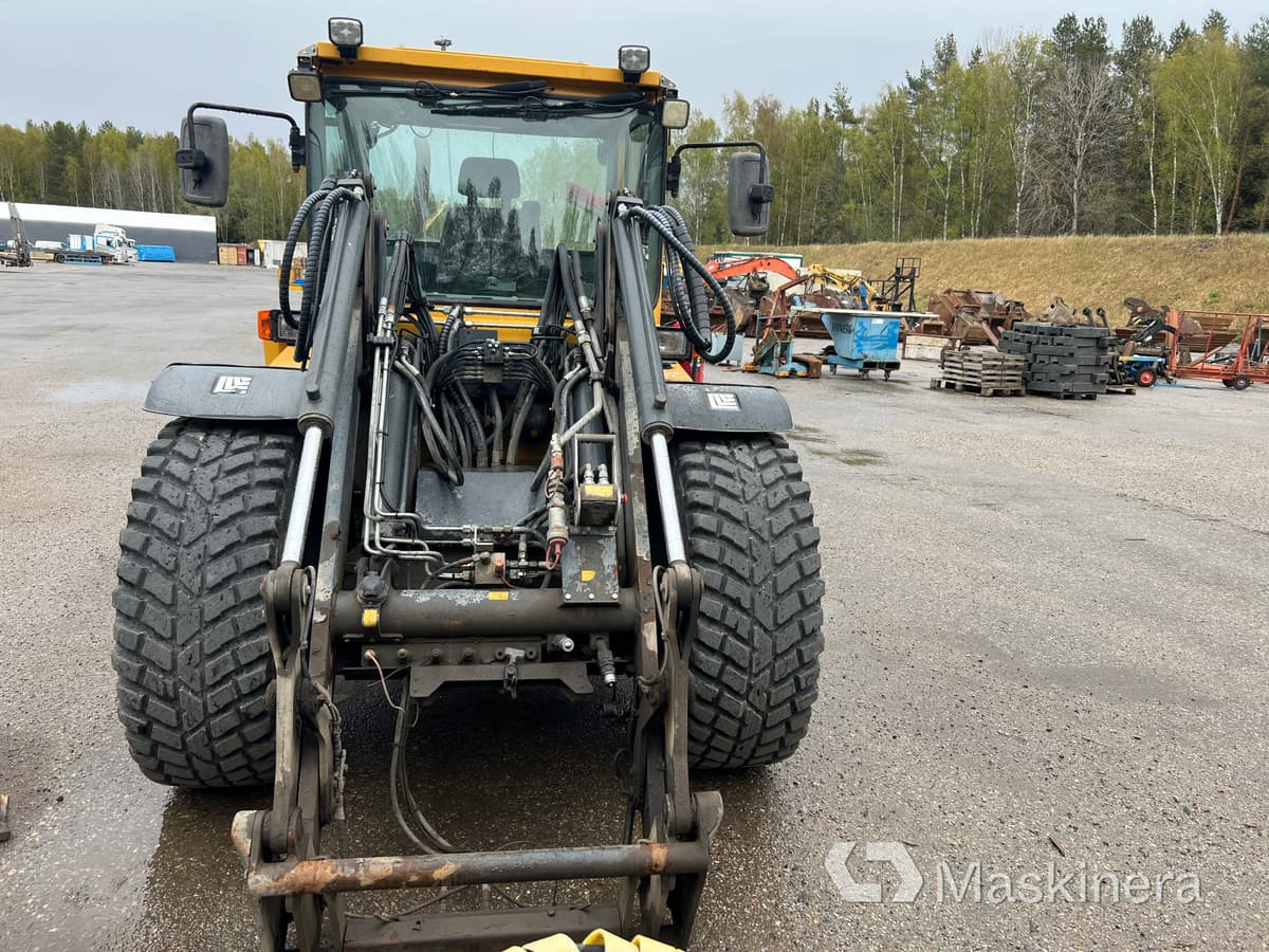 Redskapsbärare Lundberg 6240 med redskap och kombispridare - Chargeuse sur pneus: photos 2 Redskapsbärare Lundberg 6240 med redskap och kombispridare - Chargeuse sur pneus: photos 2