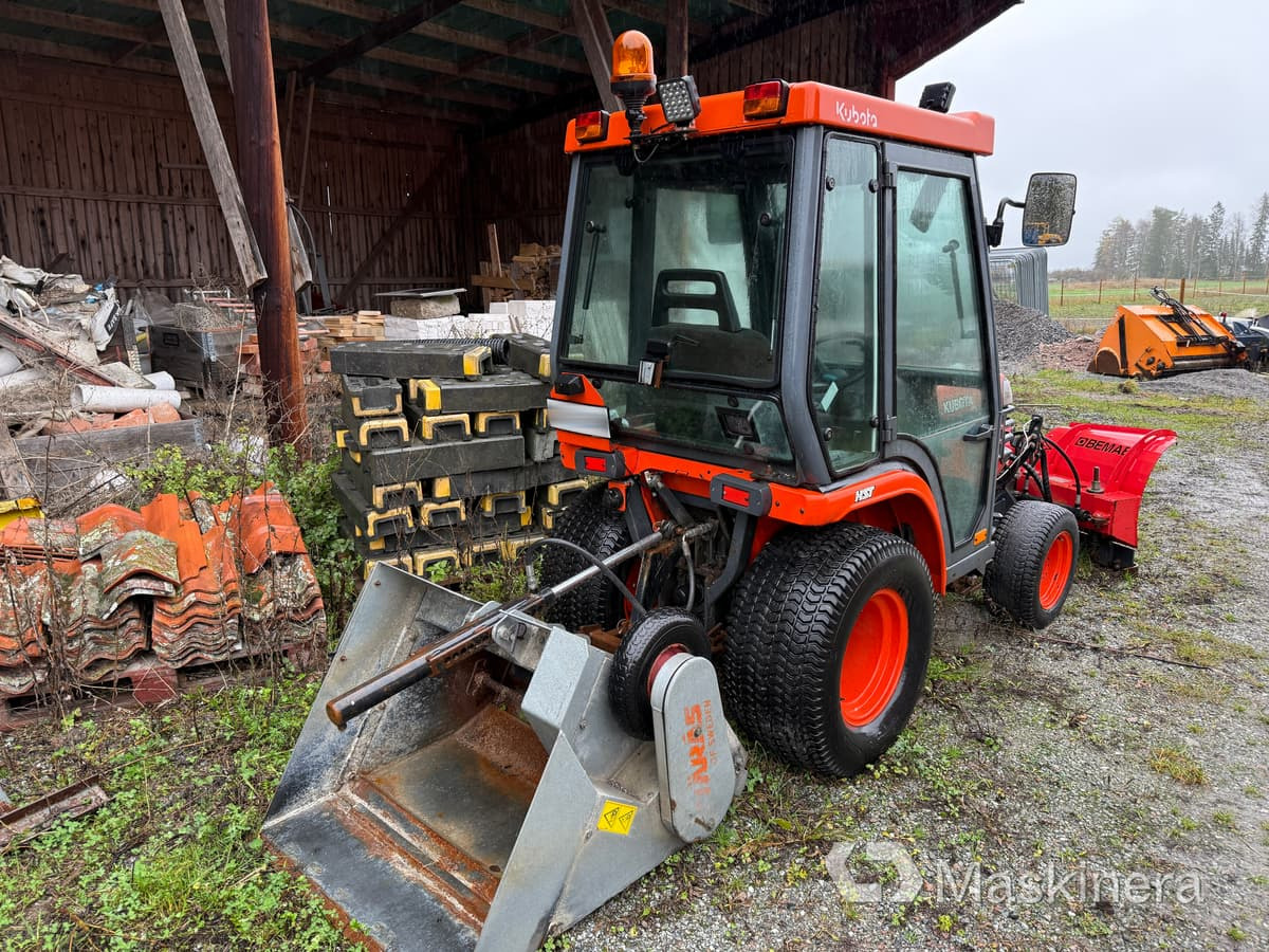 Traktor Kubota B2100 med Vikplog & Sandspridare - Tracteur agricole: photos 3 Traktor Kubota B2100 med Vikplog & Sandspridare - Tracteur agricole: photos 3