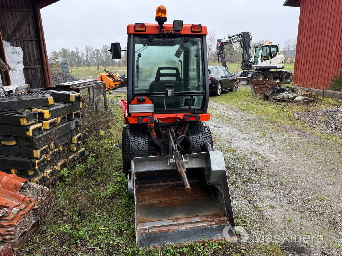 Traktor Kubota B2100 med Vikplog & Sandspridare - Tracteur agricole: photos 4 Traktor Kubota B2100 med Vikplog & Sandspridare - Tracteur agricole: photos 4