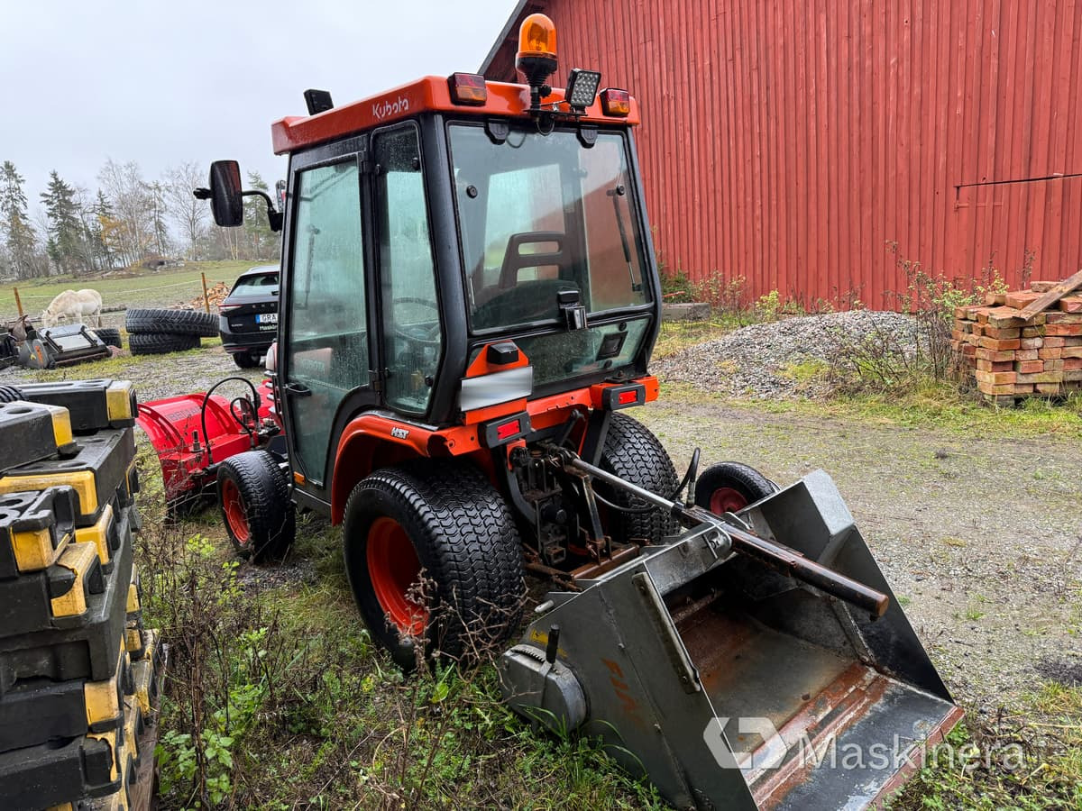 Traktor Kubota B2100 med Vikplog & Sandspridare - Tracteur agricole: photos 5 Traktor Kubota B2100 med Vikplog & Sandspridare - Tracteur agricole: photos 5