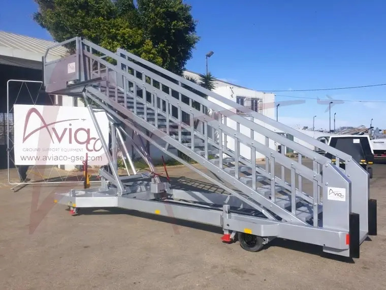 MASTER EQUIPMENT STR710-14 - Escalier d'embarquement: photos 4 MASTER EQUIPMENT STR710-14 - Escalier d'embarquement: photos 4