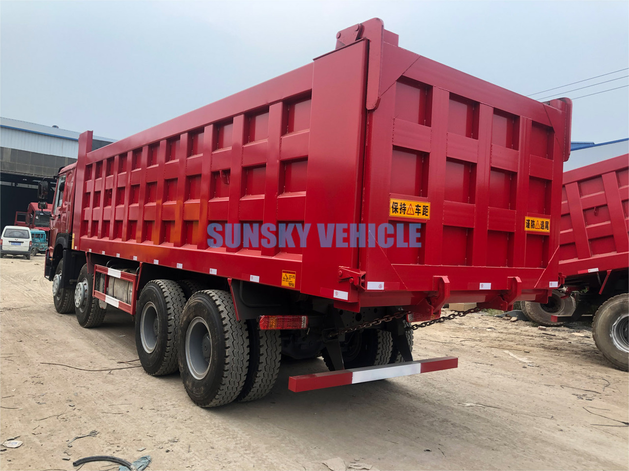 Camion benne pour transport de matériaux granulaires HOWO 8X4 dump truck: photos 12