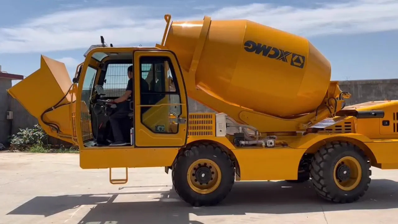 XCMG Official 4 cubic meters Self Loading Rough Terrain Concrete Mixers for Sale - Camion malaxeur: photos 1 XCMG Official 4 cubic meters Self Loading Rough Terrain Concrete Mixers for Sale - Camion malaxeur: photos 1