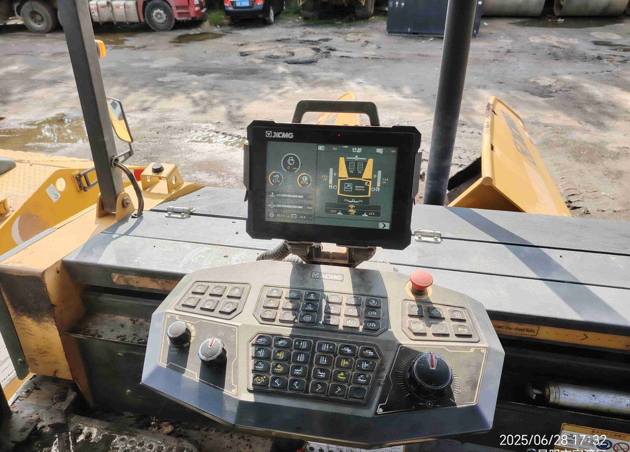 XCMG RP905HDIV used hydraulic mobile asphalt paver - Finisseur: photos 4 XCMG RP905HDIV used hydraulic mobile asphalt paver - Finisseur: photos 4