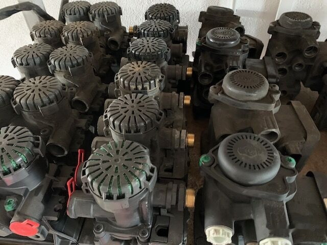 Valve de frein pour Camion 1867005   DAF XF 106 truck: photos 7 Valve de frein pour Camion 1867005   DAF XF 106 truck: photos 7