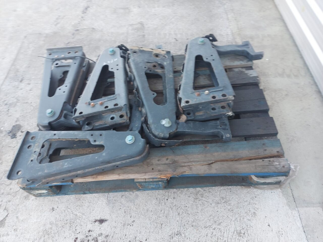 Cabin suspension A Mercedes-Benz ACTROS MP4 truck - Suspension de cabine pour Camion: photos 4 Cabin suspension A Mercedes-Benz ACTROS MP4 truck - Suspension de cabine pour Camion: photos 4