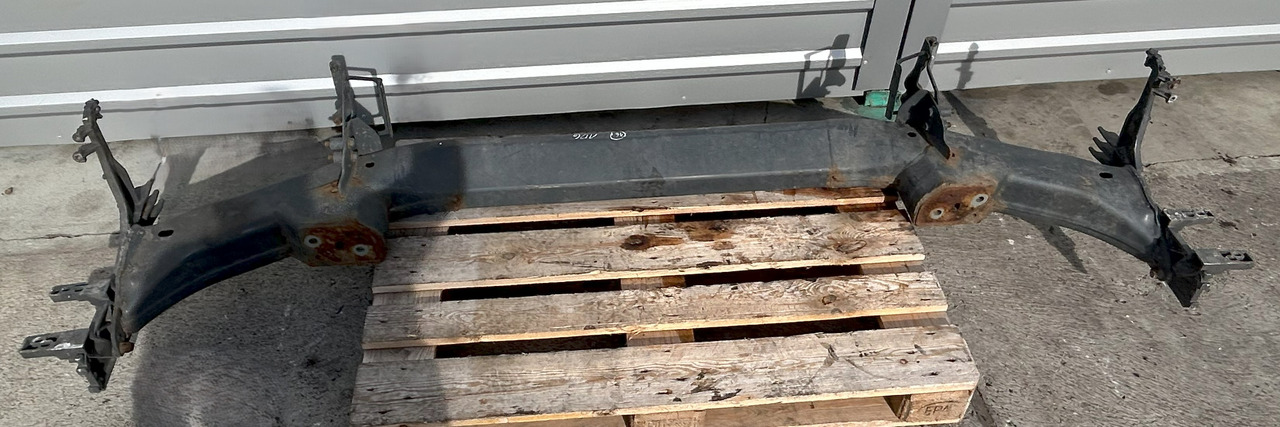 DAF CF EURO 6 BUMPER BEAM WITH STEP BRACKETS - Pare-chocs: photos 2 DAF CF EURO 6 BUMPER BEAM WITH STEP BRACKETS - Pare-chocs: photos 2