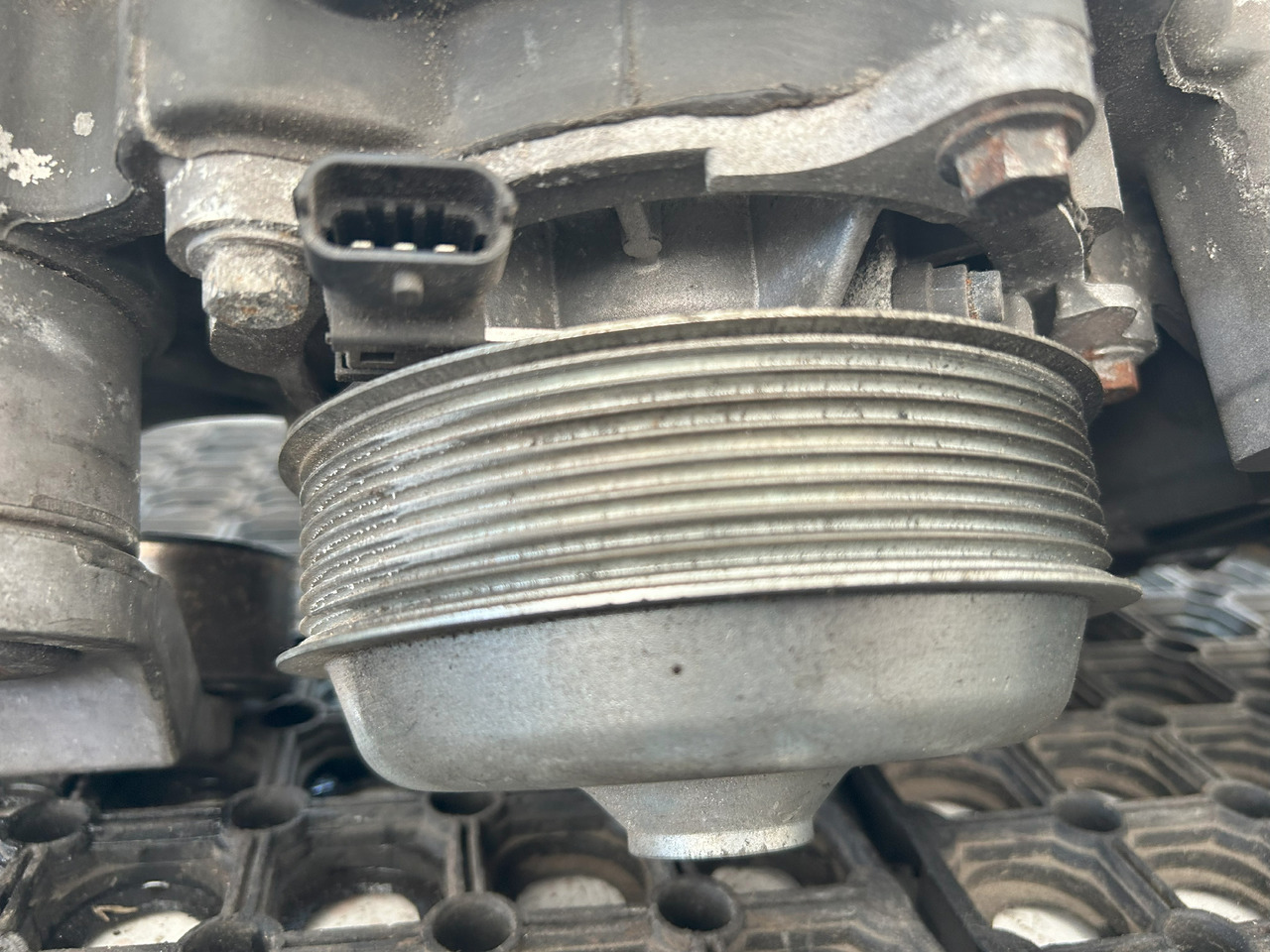 DAF COOLANT PUMP DAF XF 106 - Pompe à liquide de refroidissement: photos 3 DAF COOLANT PUMP DAF XF 106 - Pompe à liquide de refroidissement: photos 3