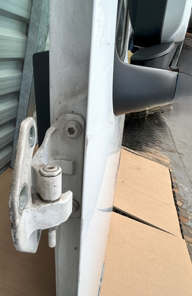 MERCEDES ACTROS MP4 DOOR LEFT WITH MIRROR - Portière et pièces: photos 4 MERCEDES ACTROS MP4 DOOR LEFT WITH MIRROR - Portière et pièces: photos 4