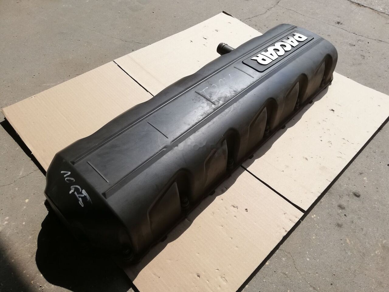 Pokrywa Osłona Głowicy Silnika Zaworów 1885471 DAF XF 106 truck - Moteur et pièces pour Camion: photos 4 Pokrywa Osłona Głowicy Silnika Zaworów 1885471 DAF XF 106 truck - Moteur et pièces pour Camion: photos 4