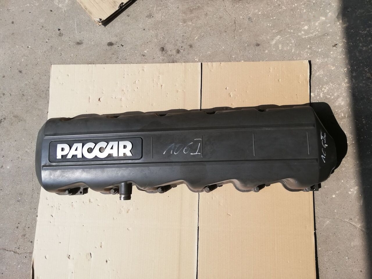 Pokrywa Osłona Głowicy Silnika Zaworów 1885471 DAF XF 106 truck - Moteur et pièces pour Camion: photos 2 Pokrywa Osłona Głowicy Silnika Zaworów 1885471 DAF XF 106 truck - Moteur et pièces pour Camion: photos 2