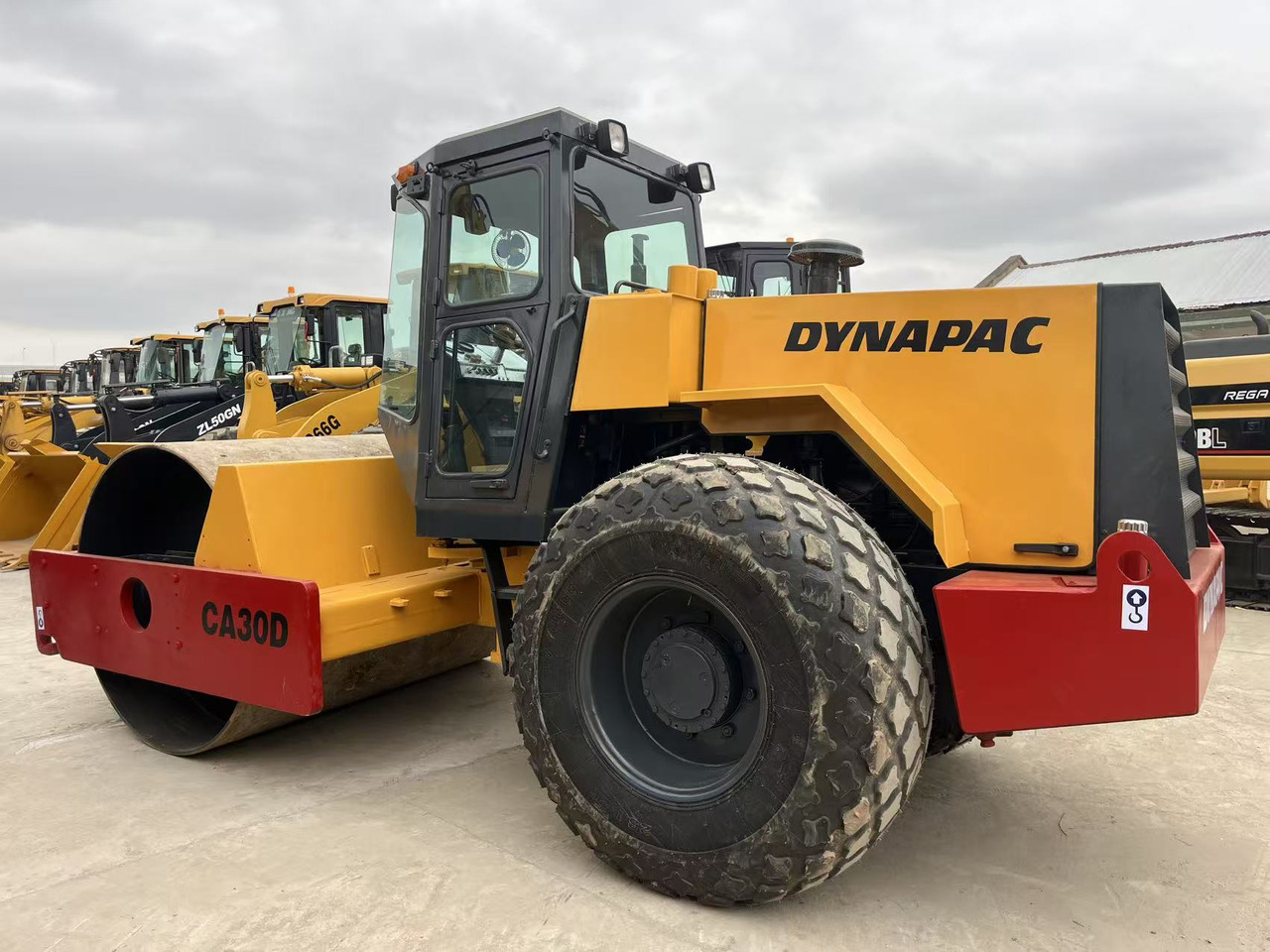 Dynapac Vibratory Road roller CA30D, CA25D Good Price on Sale - Rouleau compresseur: photos 1 Dynapac Vibratory Road roller CA30D, CA25D Good Price on Sale - Rouleau compresseur: photos 1