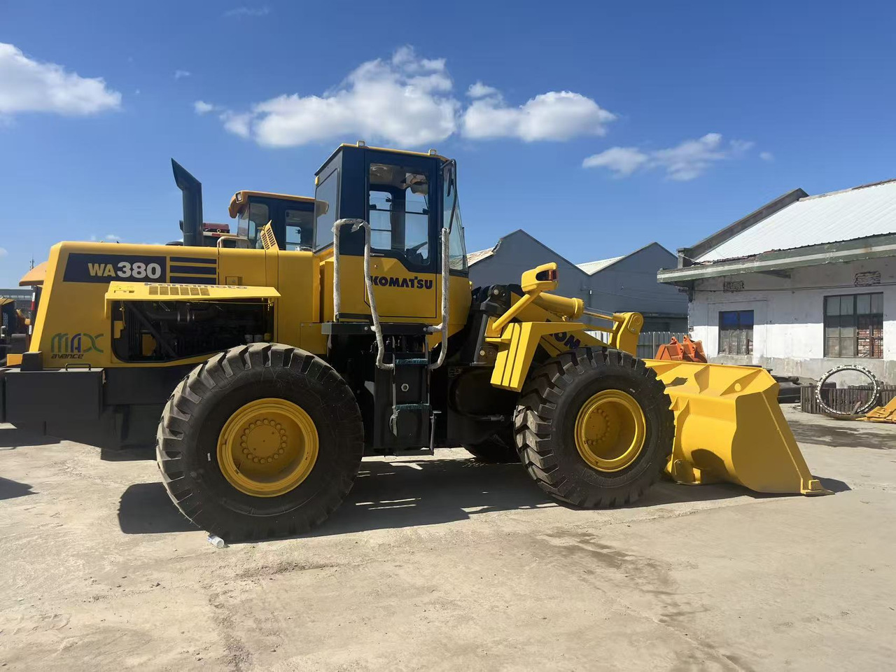 KOMATSU Used Wheel Loader JAPAN Komatsu WA380-3, WA380-5 for Sale - Chargeuse sur pneus: photos 1 KOMATSU Used Wheel Loader JAPAN Komatsu WA380-3, WA380-5 for Sale - Chargeuse sur pneus: photos 1