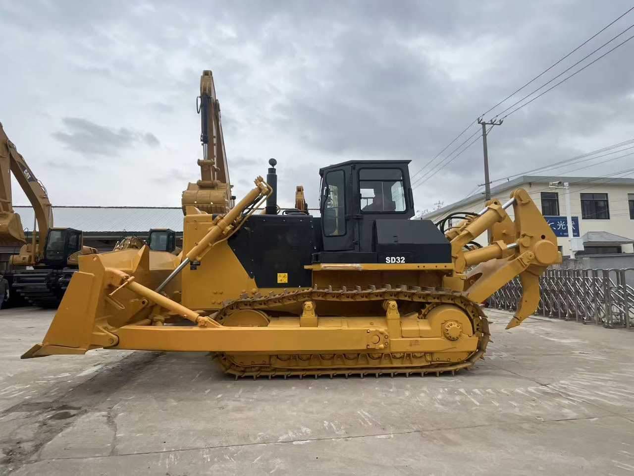 SHANTUI Used Bulldozer SHANTUI SD32 Delivers Power & Fuel Efficiency - Rouleau compresseur: photos 1 SHANTUI Used Bulldozer SHANTUI SD32 Delivers Power & Fuel Efficiency - Rouleau compresseur: photos 1