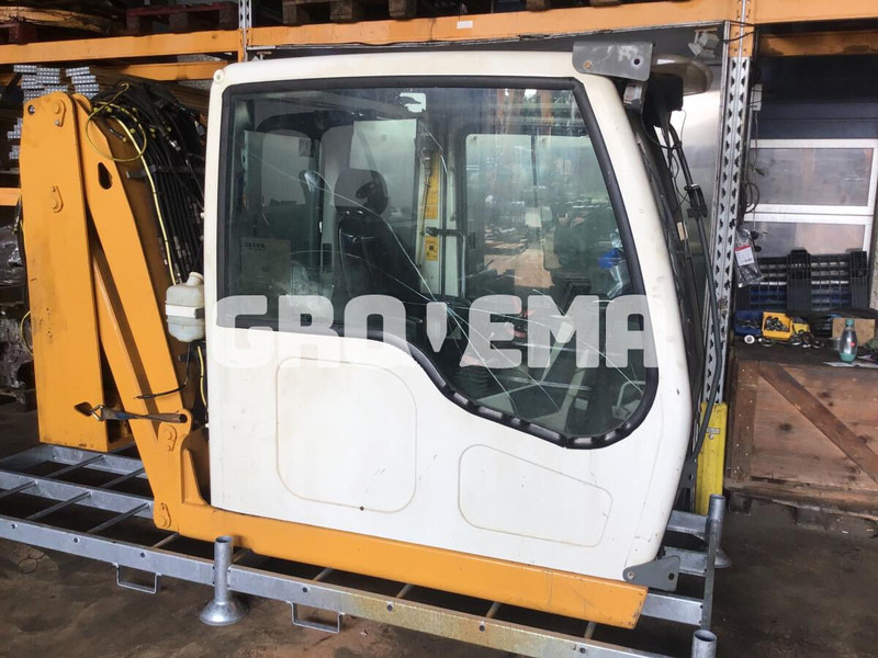 Liebherr A904C Li / A900C Li / A944C Li / A914C li / A934C Li / A924C Li / R900C Li / R944C Li / R904C / R914C / R924 C / R954C / A954C L - Cabine et intérieur: photos 1 Liebherr A904C Li / A900C Li / A944C Li / A914C li / A934C Li / A924C Li / R900C Li / R944C Li / R904C / R914C / R924 C / R954C / A954C L - Cabine et intérieur: photos 1