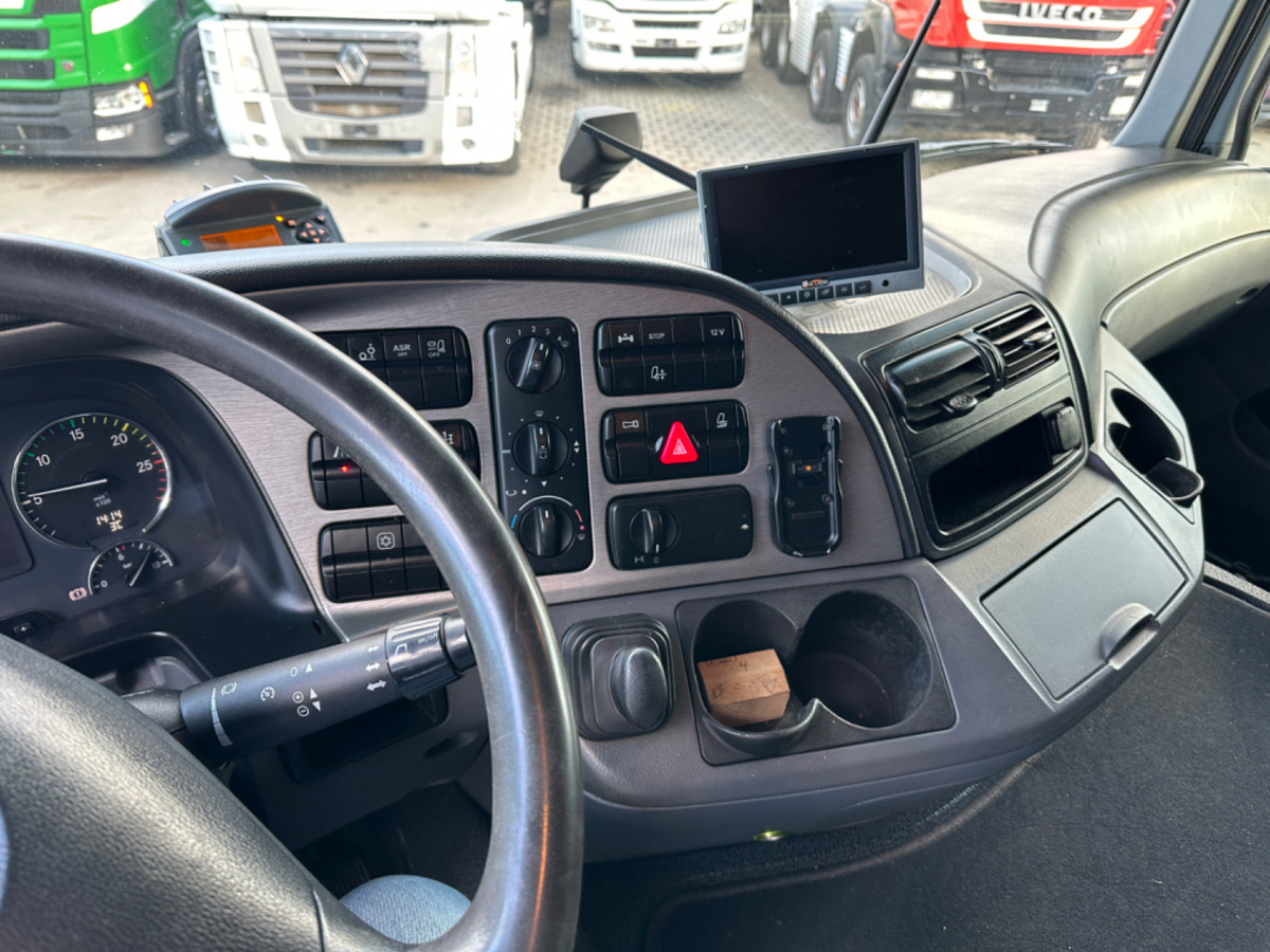 MERCEDES 2551 V8 6x2 Fassi 185-5 Bj.2020 — crédit-bail MERCEDES 2551 V8 6x2 Fassi 185-5 Bj.2020: photos 15 MERCEDES 2551 V8 6x2 Fassi 185-5 Bj.2020 — crédit-bail MERCEDES 2551 V8 6x2 Fassi 185-5 Bj.2020: photos 15